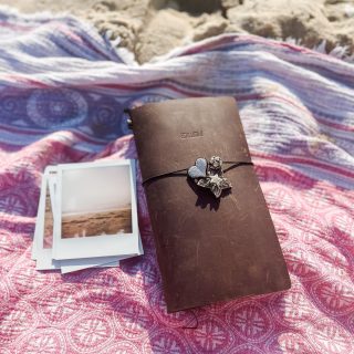 Just me and my TN at the beach. 

#midoritravelersnotebook
#travelersnotebook #artjournal  #artjournaling #howiusemytravelersnotebook #agendajournal #agendaartjournal #dailyjournal #plannergirl #travelersnotebooklayout #travelersnotebookinsert #travelersnotebookjournal 
#travelersnotebookaddict #travelersnotebookaddiction #memorykeeping #vintagepolaroid